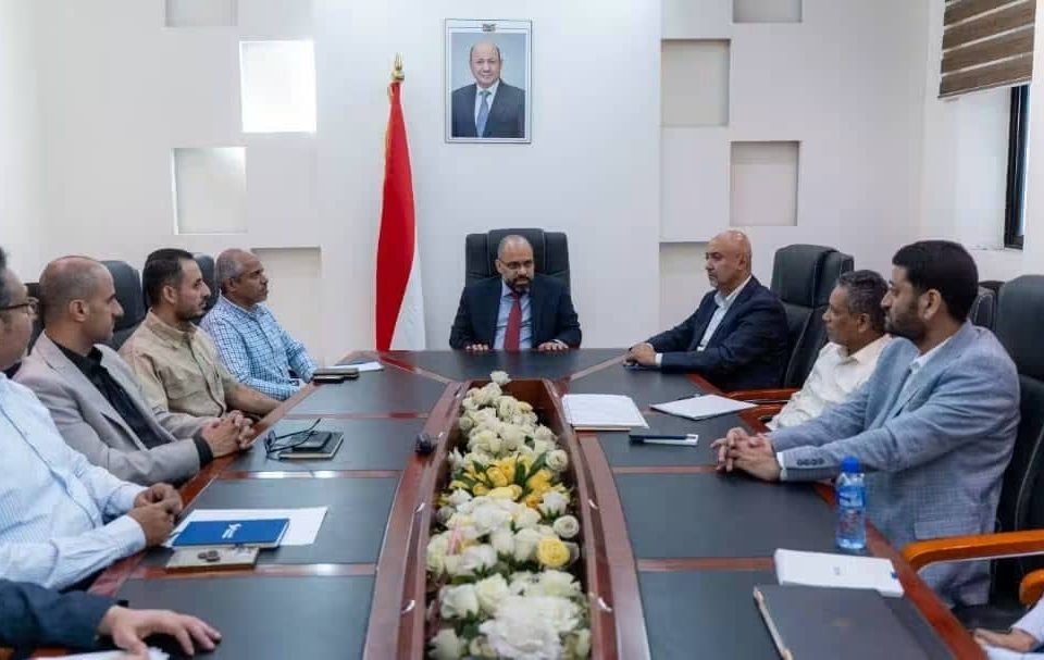 وزير الاتصالات يعقد اجتماعاً موسعاً بقيادات الوزارة ويؤكد أهمية توفير اتصالات آمنة لإسناد «فجر اليمن»